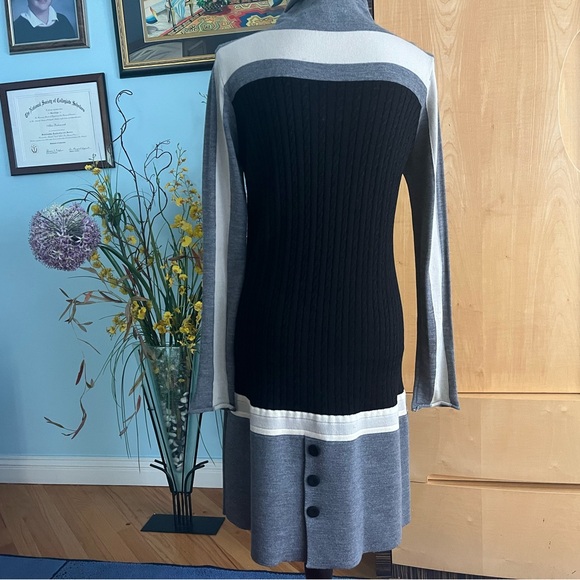 A wool dress - Picture 3 of 3